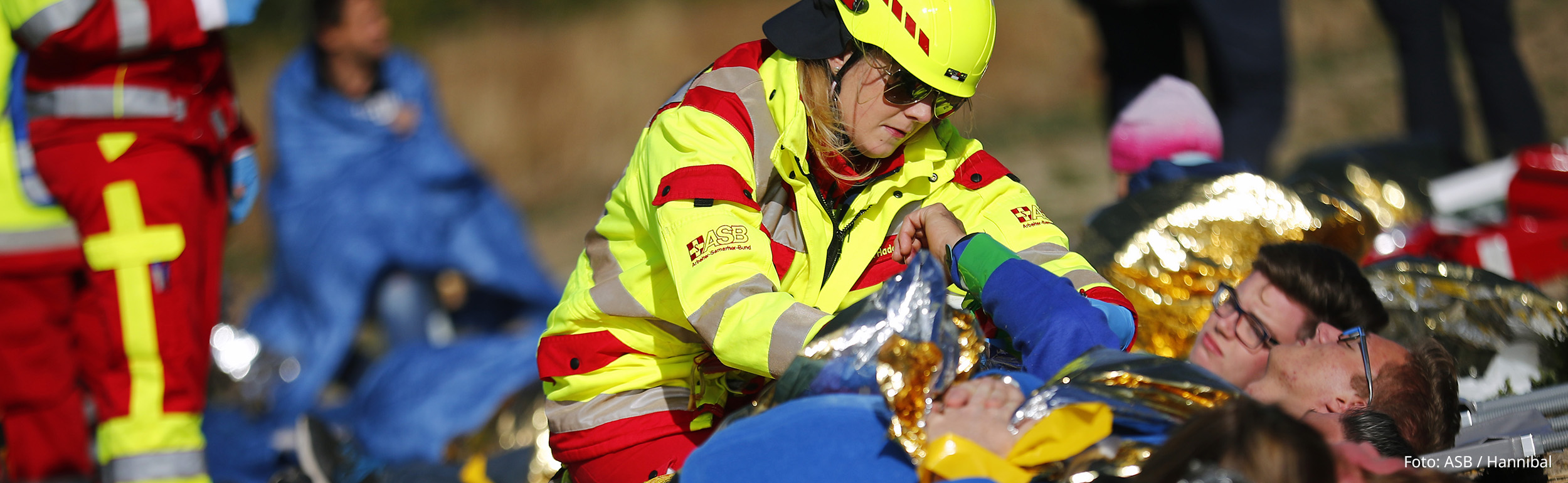 Katastrophenschutzübung: Sanitäterin versorgt mehrere Verletzte