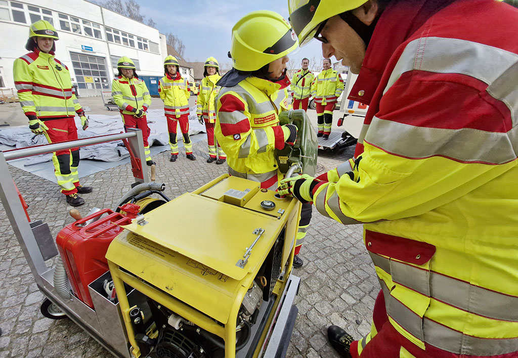 Samariter:innen mit persönlicher Schutzkleidung in Trainingssituation.