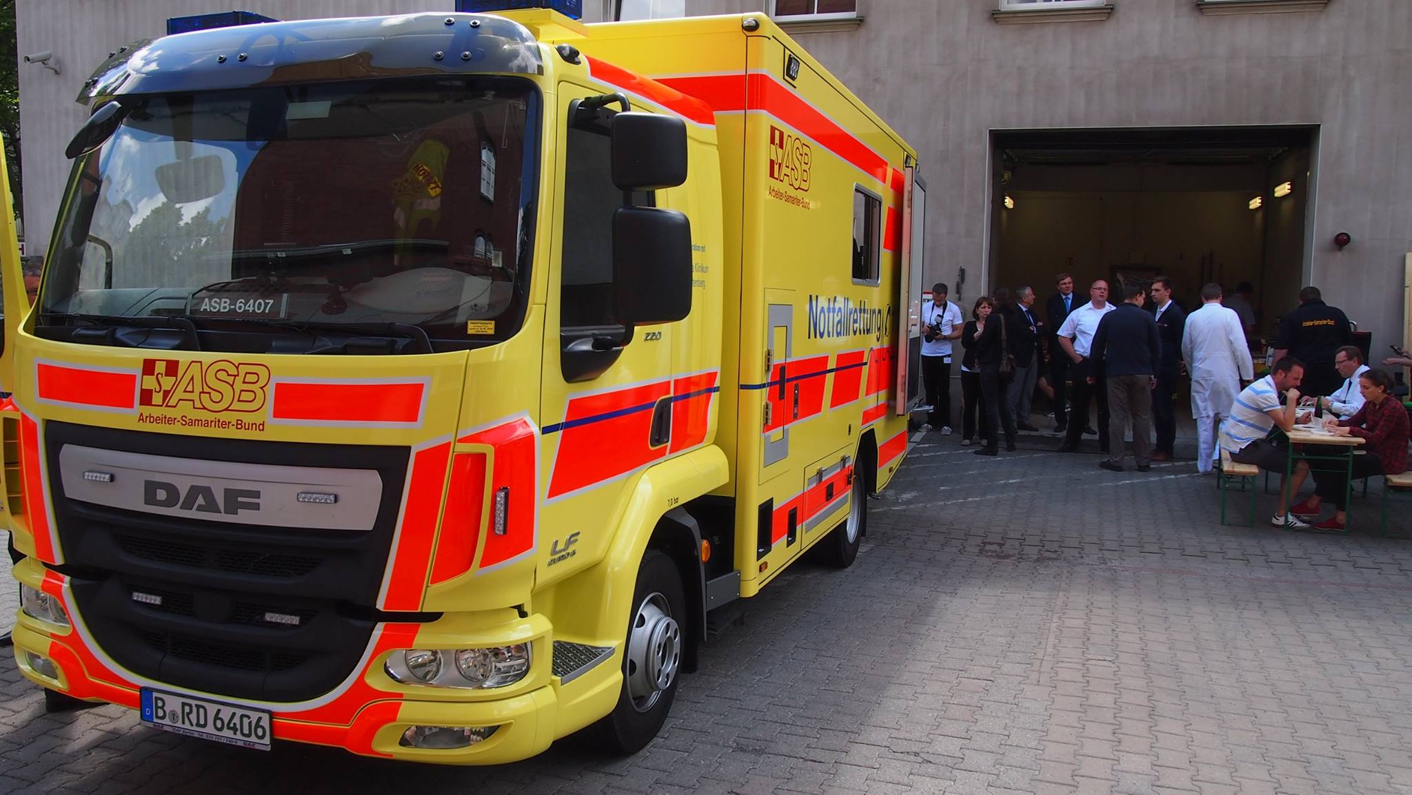 ASB Rettungsdienst stellt bundesweit modernsten Intensivtransportwagen für schwergewichtige Patienten in Berlin in Dienst