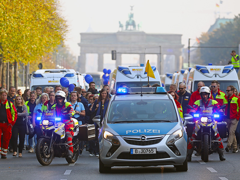 15 Wünschewagen auf Sternfahrt durch die Berliner Innenstadt