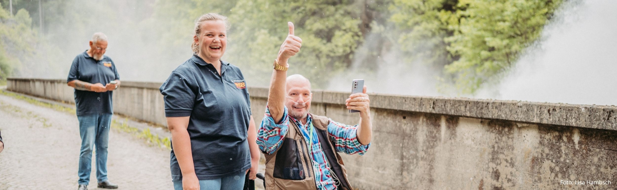 Ehrenamtliche und Wünschender auf einer Wunschfahrt des Wünschewagen Berlin
