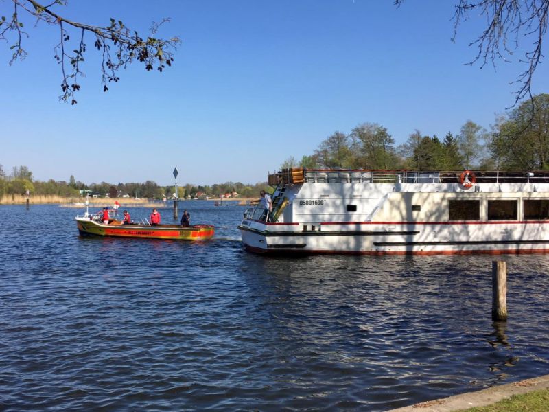 Manövrierunfähiges Fahrgastschiff nach Kollision mit Fährsteg gesichert