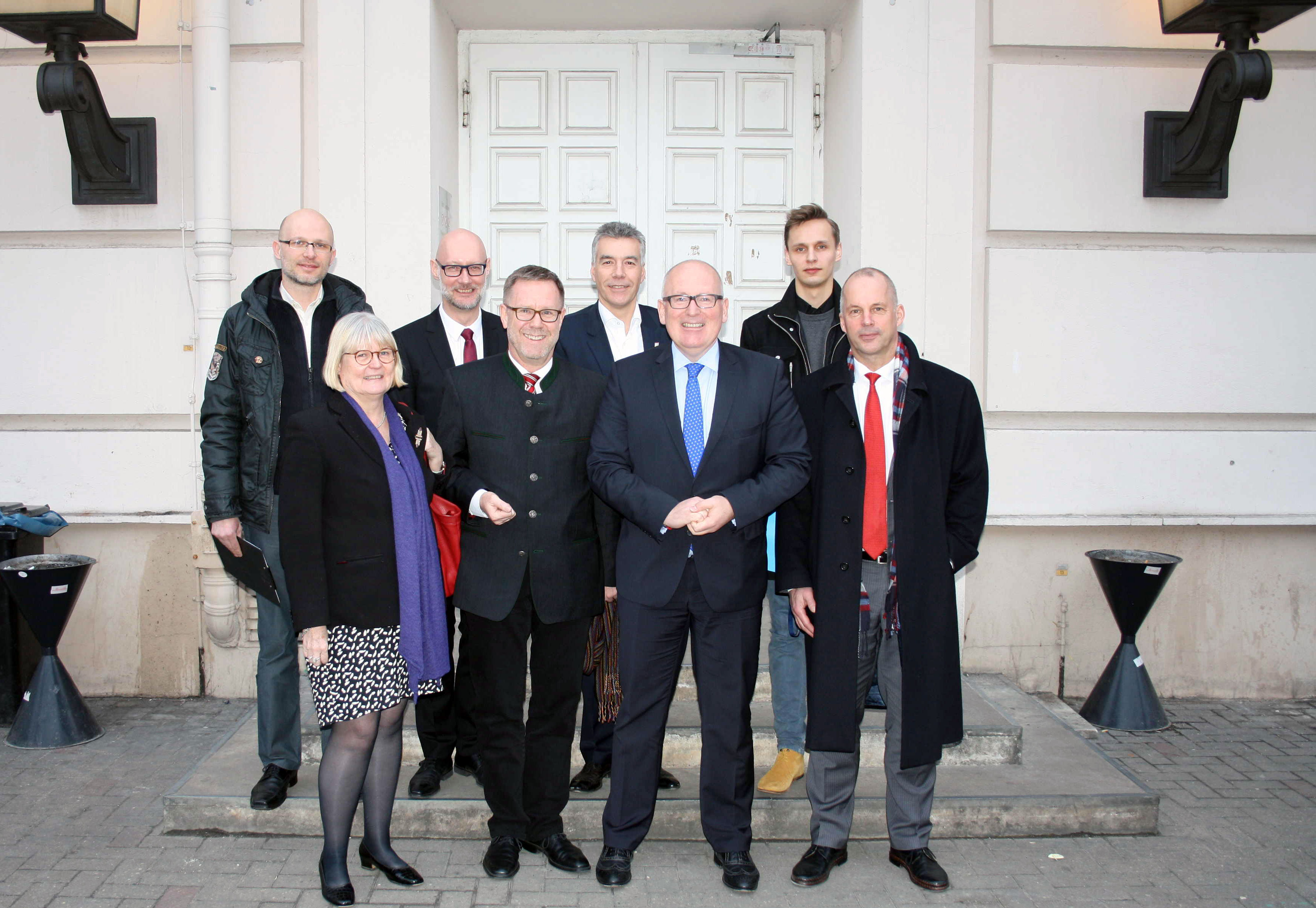 Besuch des Ersten Vizepräsidenten der EU-Kommission in der Notunterkunft Wilmersdorf