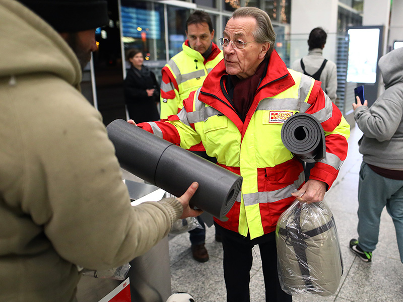 Kältehilfeaktion für Obdachlose zum 130sten Geburtstag des ASB mit Franz Müntefering