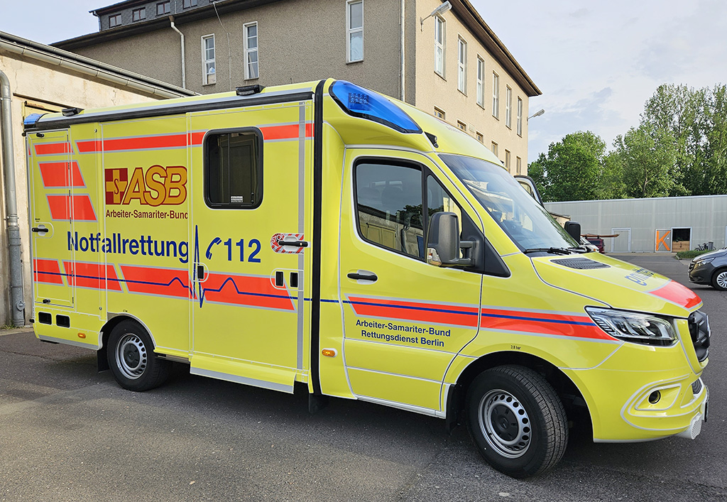 20240503_RTW-Hohenschoenhausen_1000121710_c-ASB-A-Gierke.jpg Neuer RTW auf dem Parkplatz