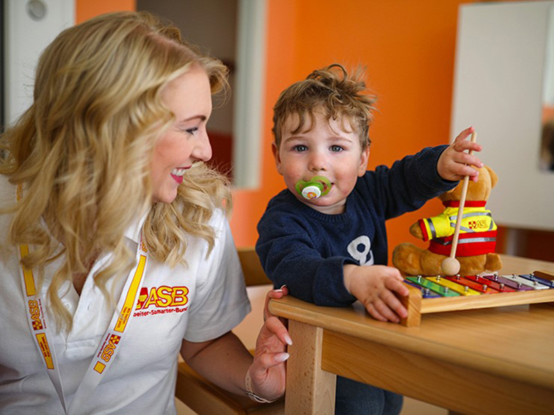 Gute Arbeit gleich bezahlen – Beschäftigte in der Kinderbetreuung gerecht behandeln.