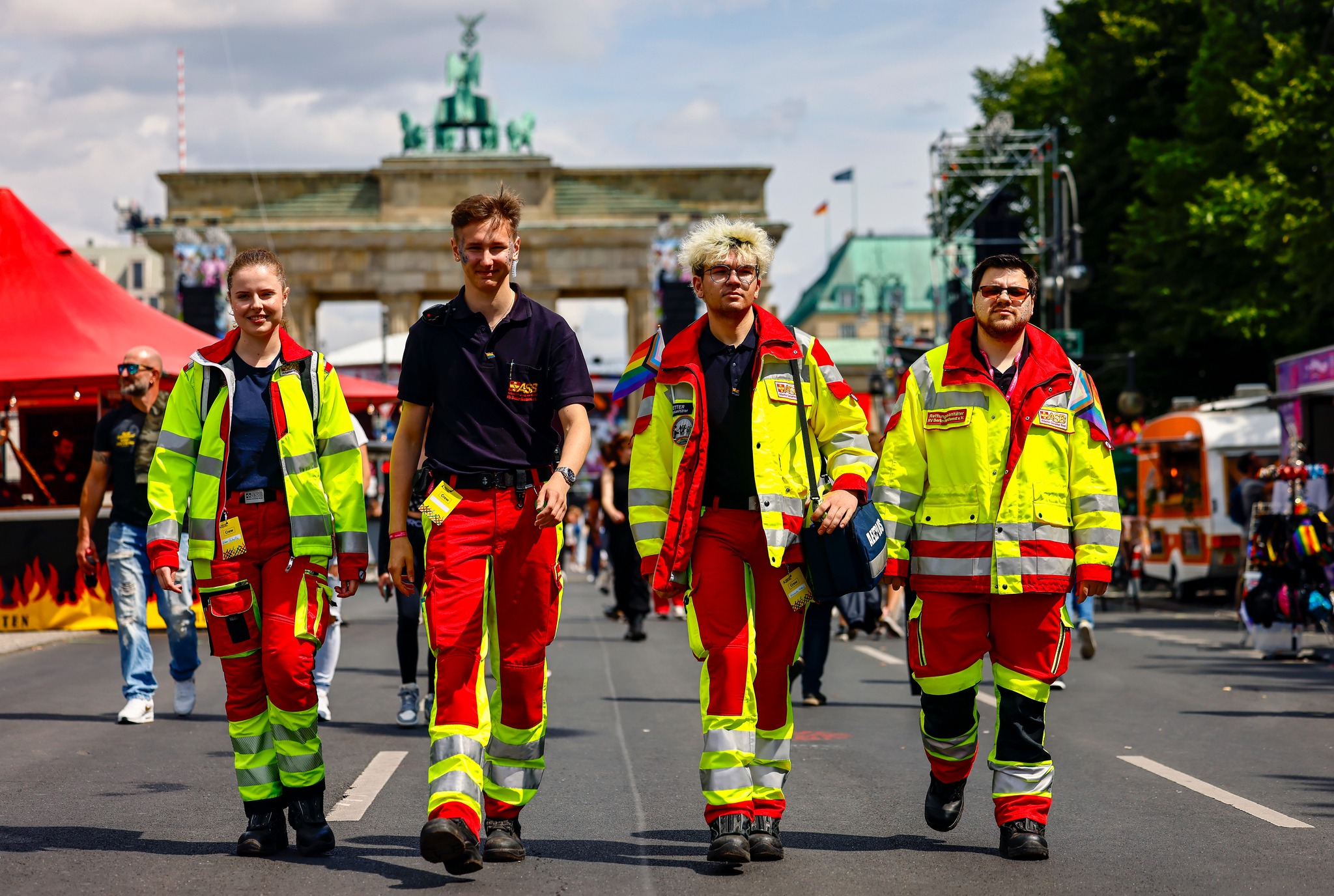 Vier Sanitäter vor dem Brandenburger Tor