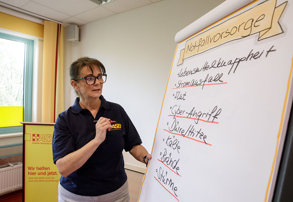 Ausbilderin schreibt auf Flipchart
