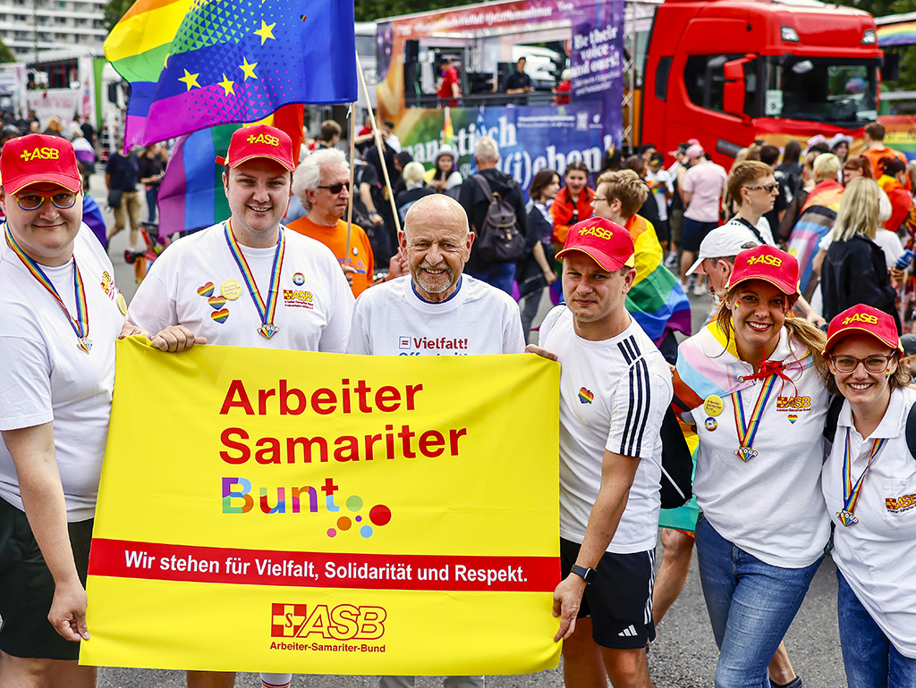 Samariter:innen halten Arbeiter Samariter Bunt Transparent für Vielfalt, Solidarität uns Respekt beim CSD 2023