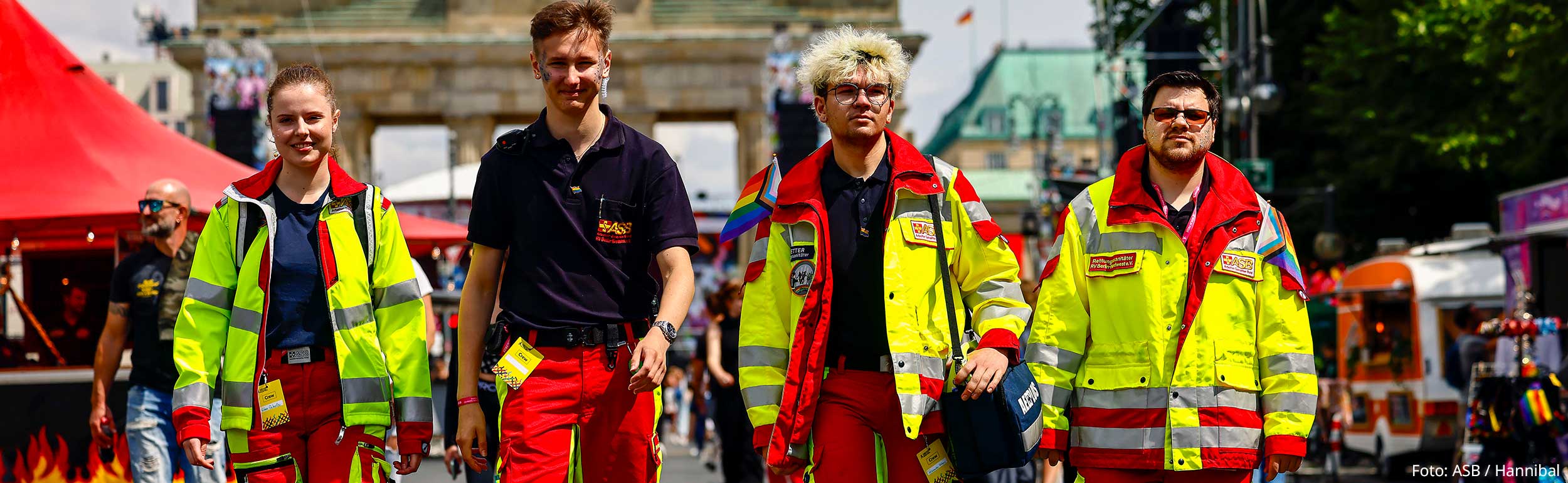 Vier Sanitäter:innen laufen vom Brandenburger Tor kommend die Straße des 17ten Juni entlang.