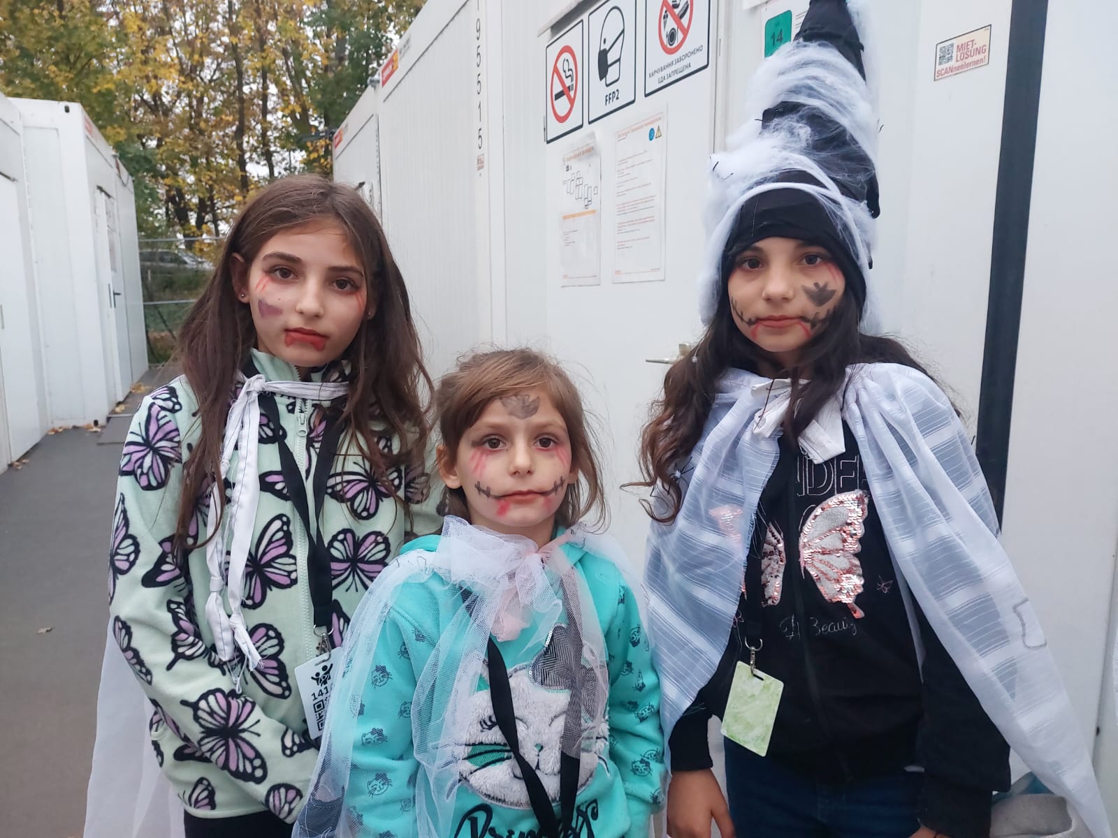 Kinder feiern Halloween im Ankunftszentrum Tegel