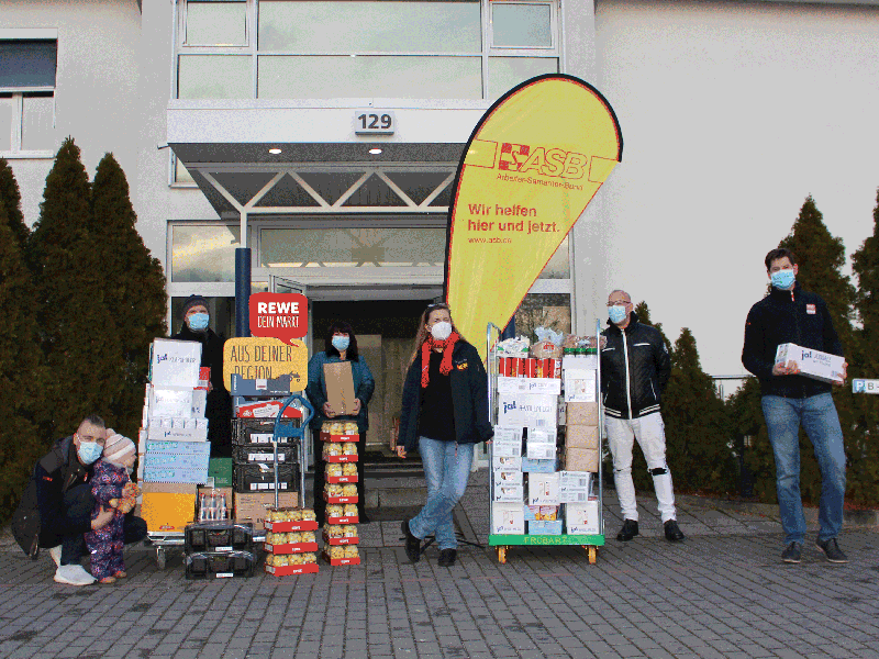 Rewe-Märkte spenden 1000 Äpfel und mehr für Kältehilfe am Adlergestell