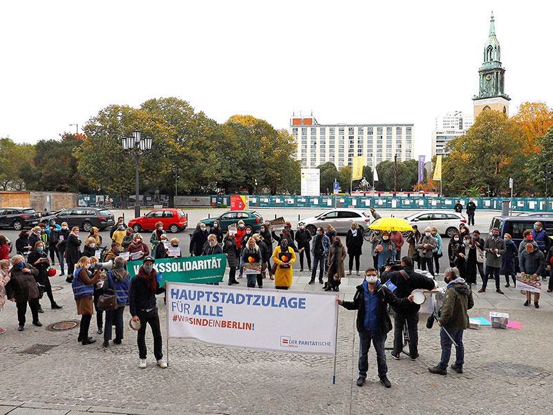 Übergabe von 50.000 Protestpostkarten „Hauptstadtzulage für alle!“