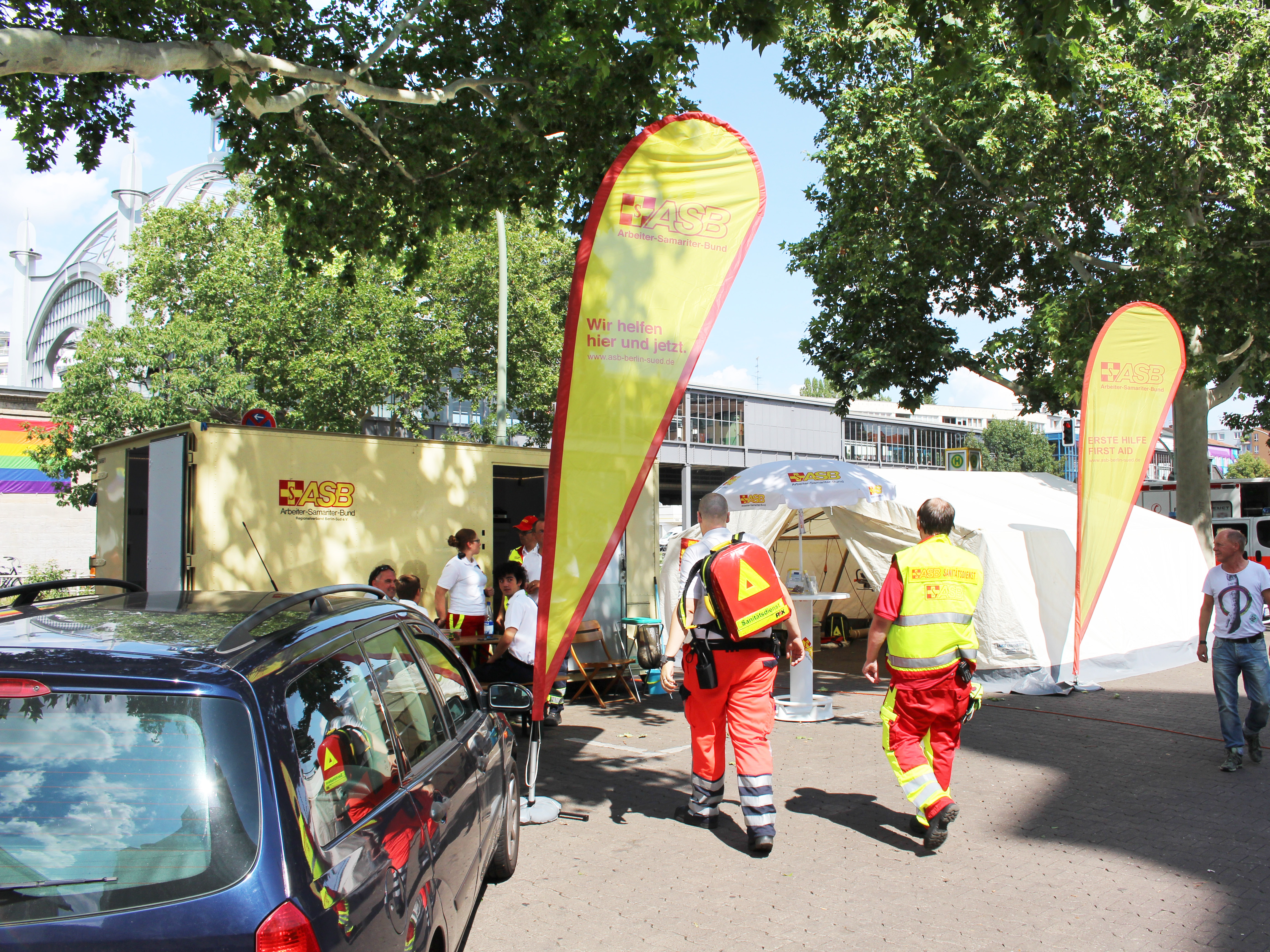 Regenbohnenfahnen über Schöneberg: Sanitätsdienst beim lesbisch-schwulen Stadtfest
