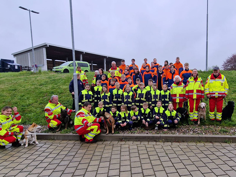 Rettungshunde zu Besuch bei den Feuerdrachen in Glienicke/Nordbahn