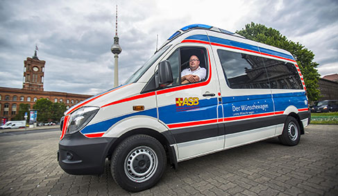 Berlins erster Wünschewagen geht in Dienst