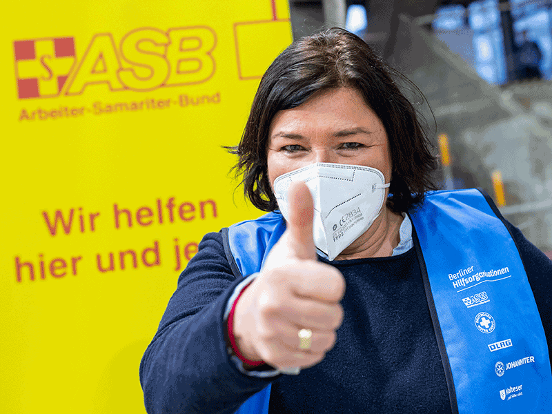 Fernsehmoderatorin Vera Intveen engagiert sich im Impfzentrum des ASB