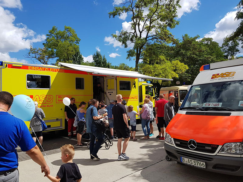 Der ASB mit Helfern und Fahrzeugen beim Tag der offenen Tür der Feuerwehr