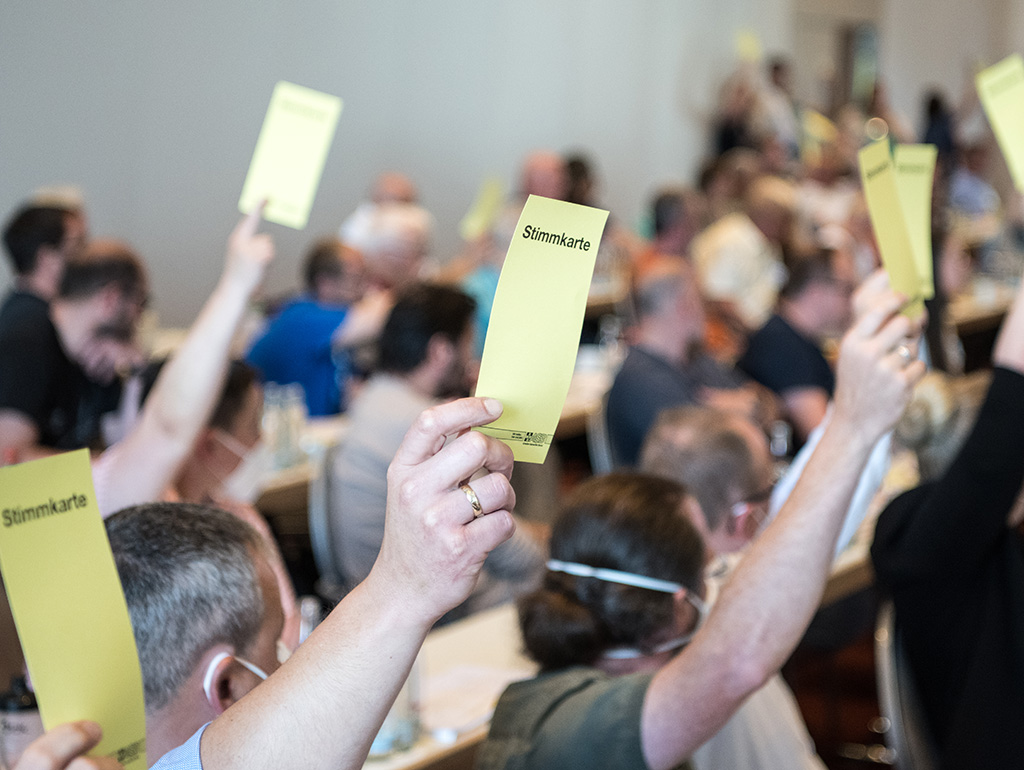 Abstimmung mit Stimmkarte bei der Landeskonferenz