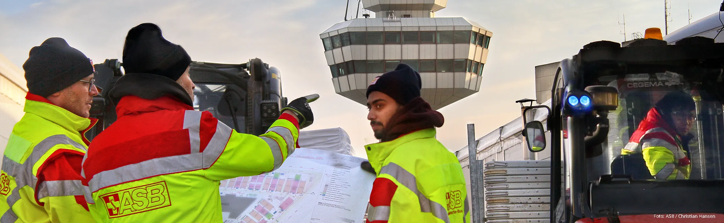 Einsatzbesprechung vor dem Gebäude des ehemaligen Flughafens Tegel.