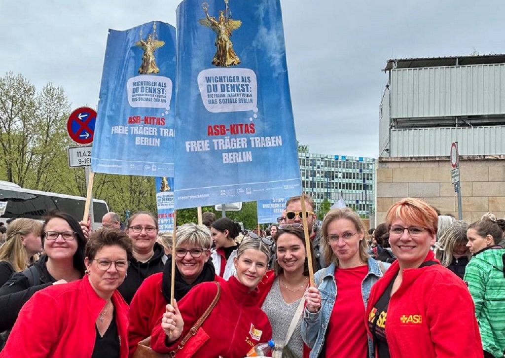 Hauptstadtzulage für alle - ASB Berlin beteilgt sich an Demonstration vor dem Abgeordnetenhaus