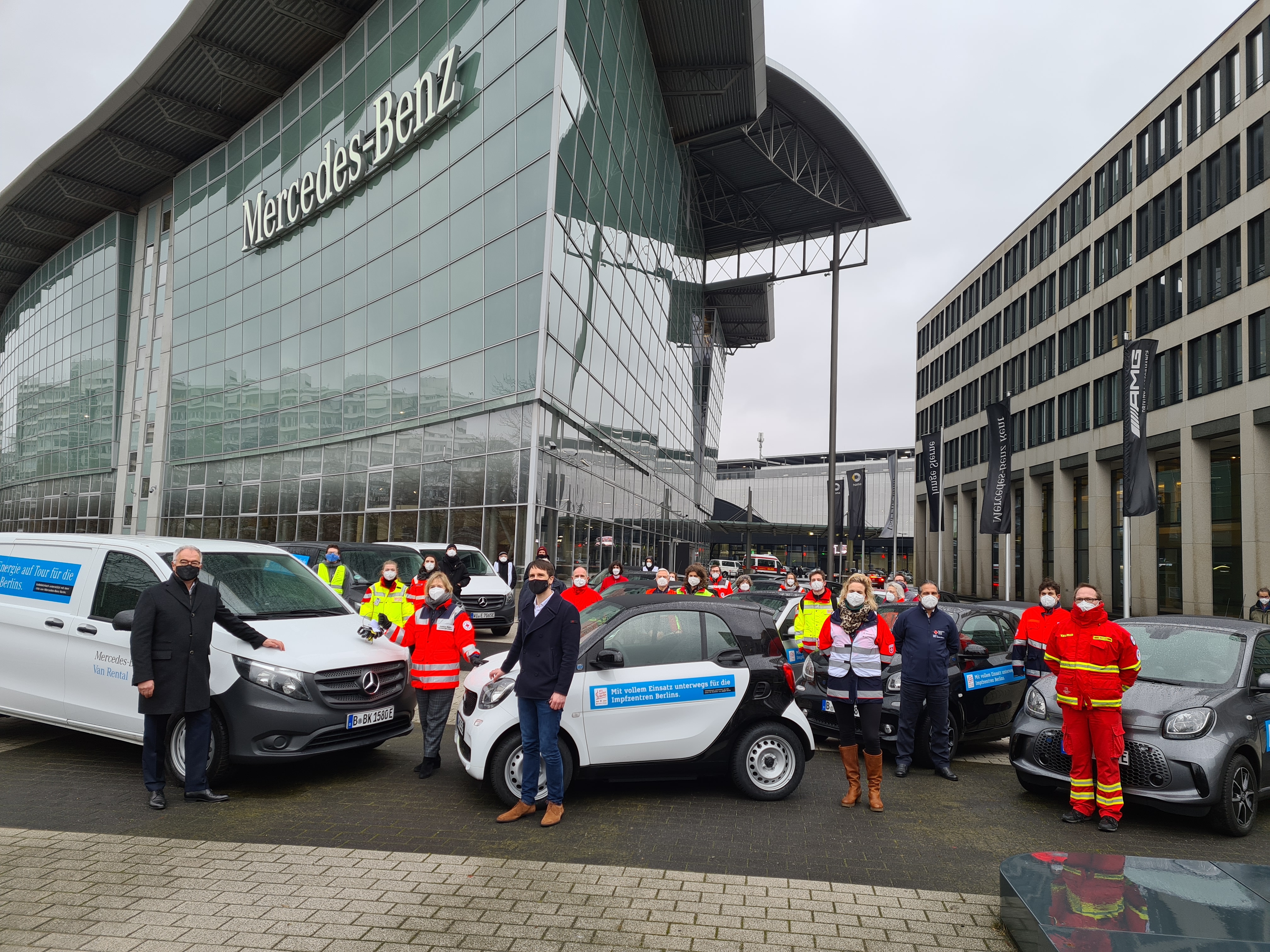Freie Fahrt für Impfhelfer: Mercedes-Benz stellt 21 Elektrofahrzeuge