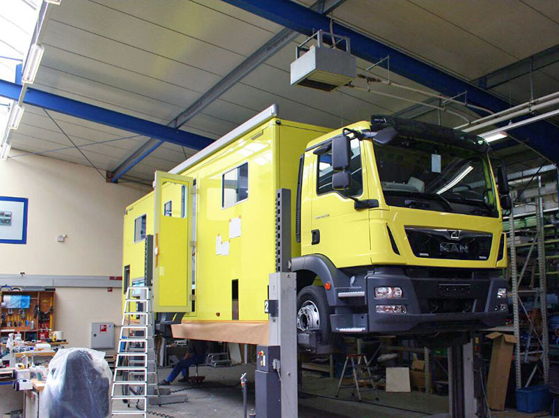 Der neue Einsatzleitwagen 2 feiert Hochzeit mit Träger und Koffer
