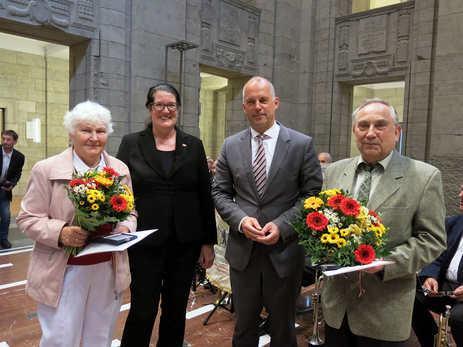 Fünf Samariterinnen und Samariter erhalten Goldene Ehrenzeichen