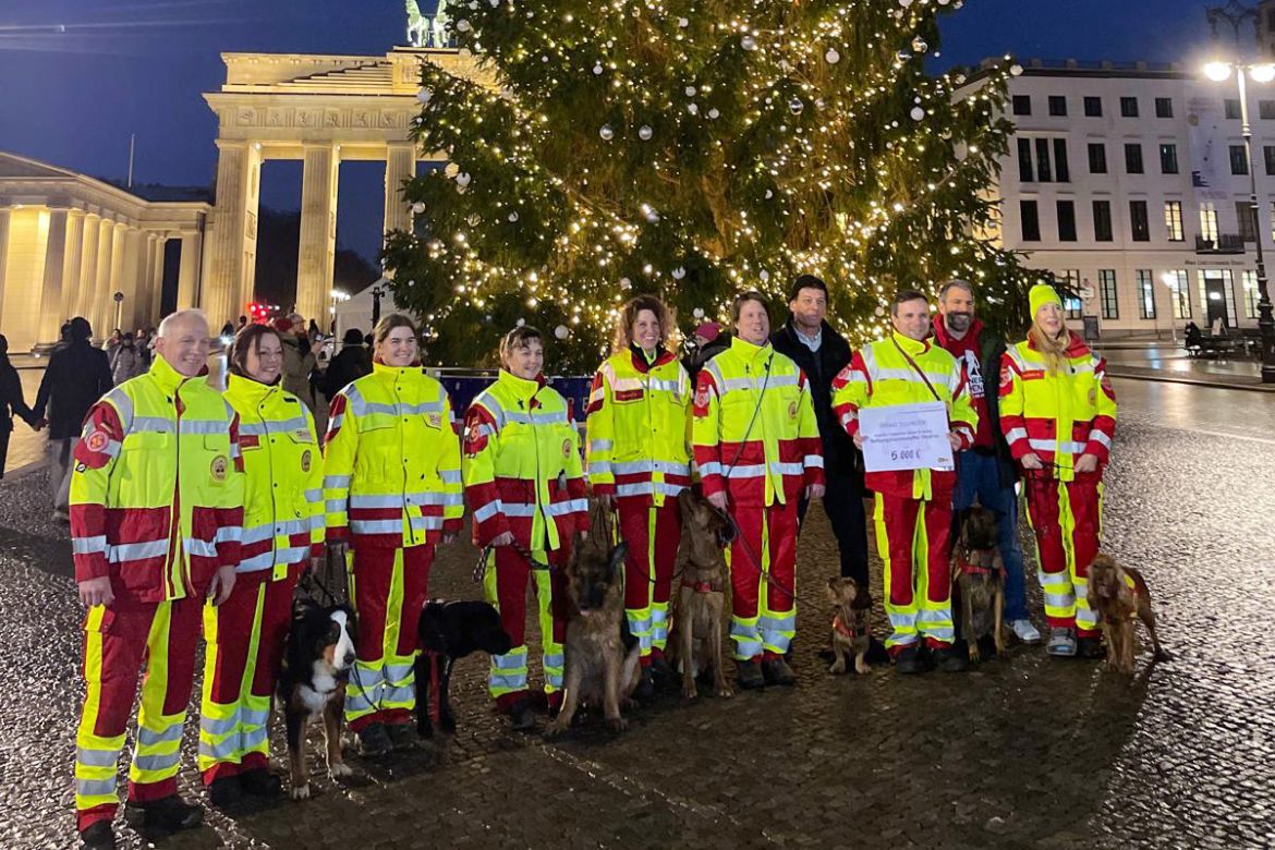 20251130_Tannenhelden_Gruppenfoto-Rettungshundestaffel_c-ASB-Miksa.jpg